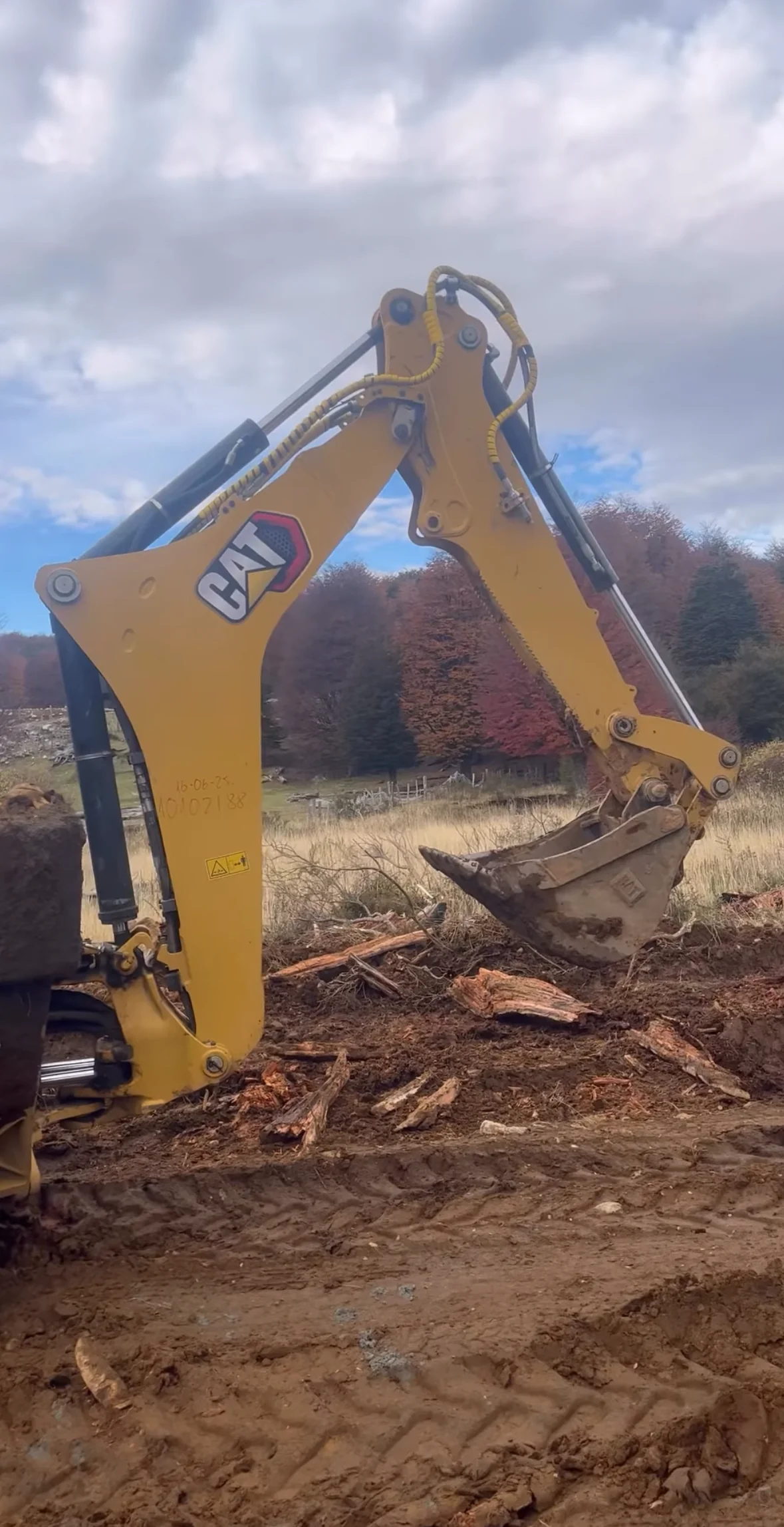 Brazo de excavadora CAT excavando en terreno patagónico